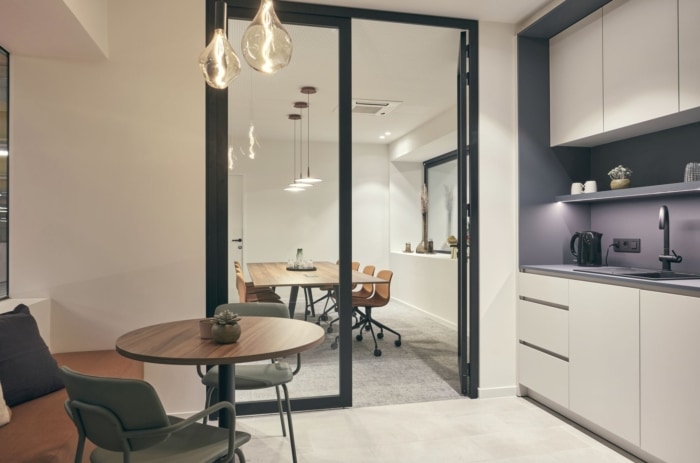 办公楼装修:柔和调色板与绿植点缀 打造非正式对话的轻松氛围