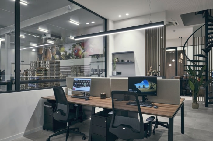 办公楼装修:柔和调色板与绿植点缀 打造非正式对话的轻松氛围