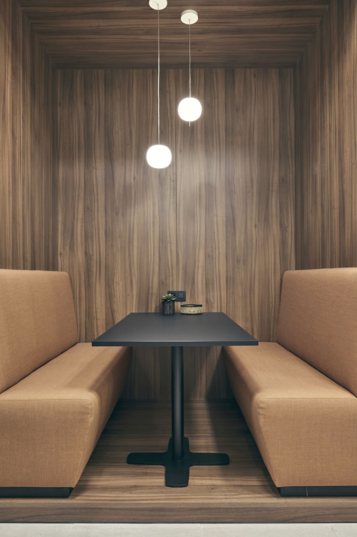 办公楼装修:柔和调色板与绿植点缀 打造非正式对话的轻松氛围