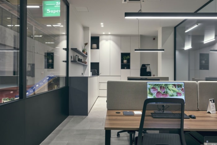 办公楼装修:柔和调色板与绿植点缀 打造非正式对话的轻松氛围