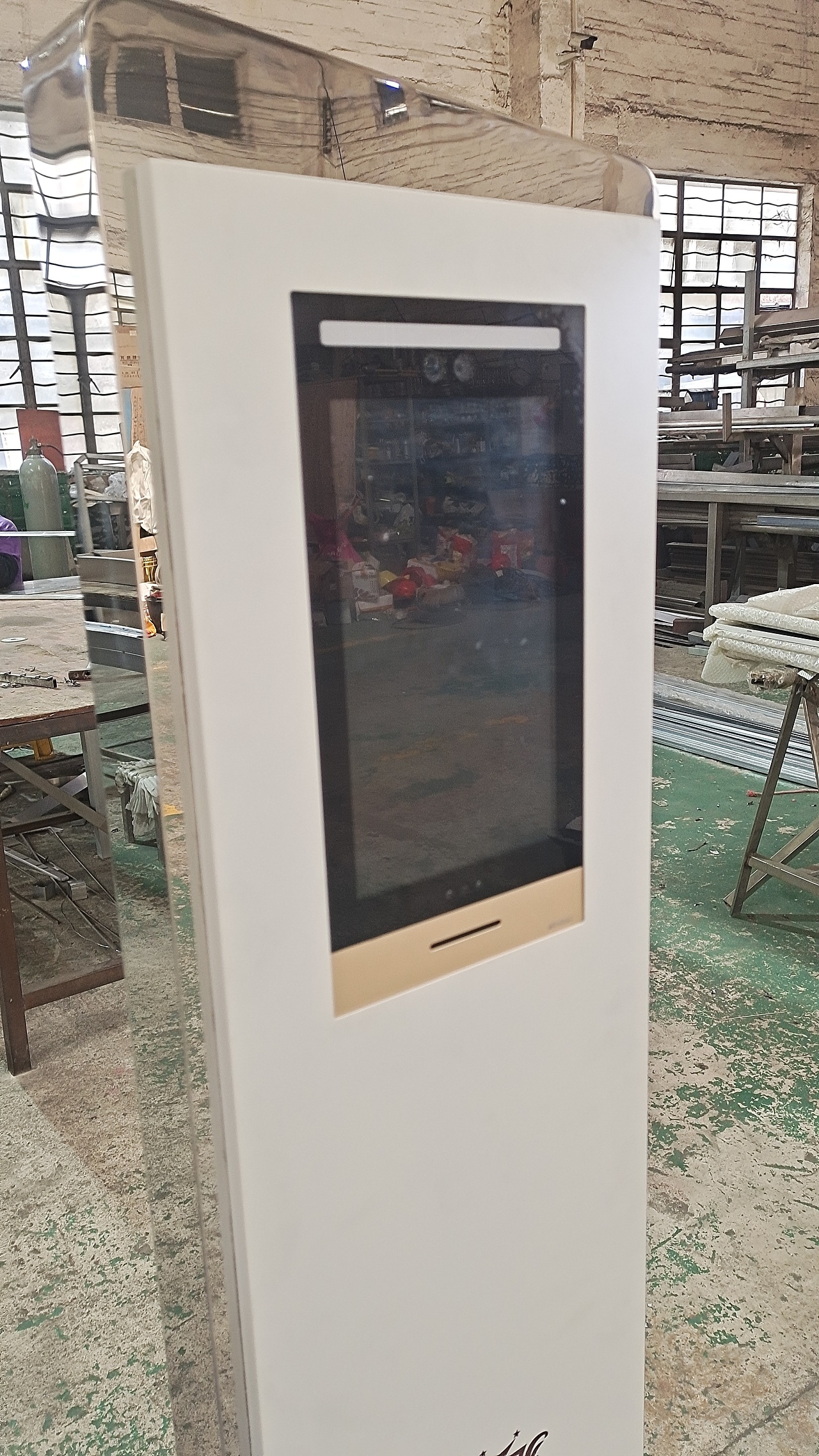 小区单元门口的 “智能卫士”—— 人脸识别不锈钢立柱