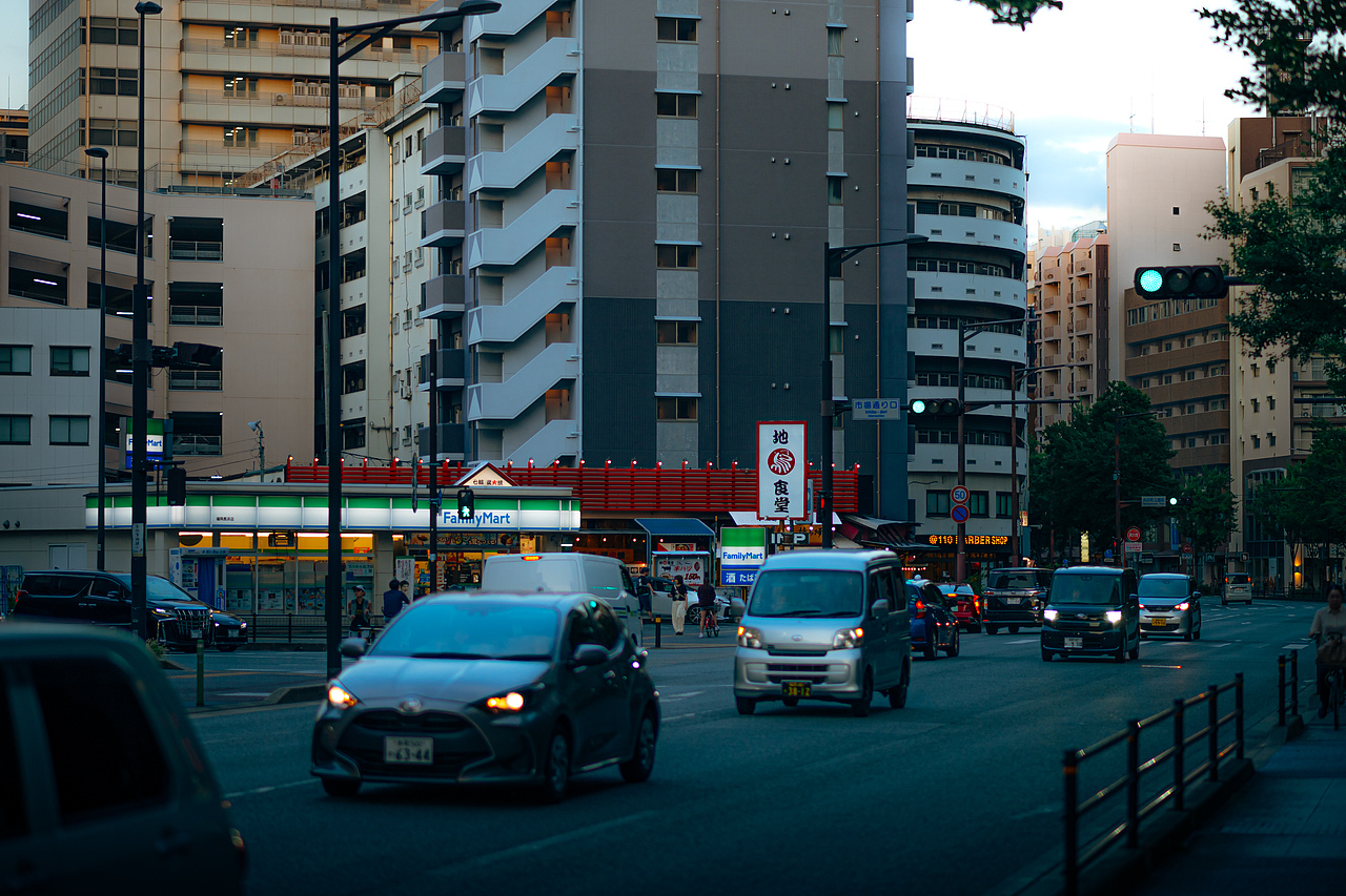 晚高峰的福冈,日本的早晚高峰路况拥堵没那么严重,即使是大城市也一样