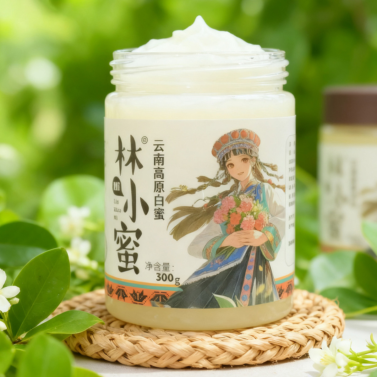 标签上有身着民族服饰、手捧花束的女孩插画,体现云南地域文化;画面边缘有红色祥云、花朵等装饰,增添传统与自然氛围,契合 “产地溯源” 的天然感 。