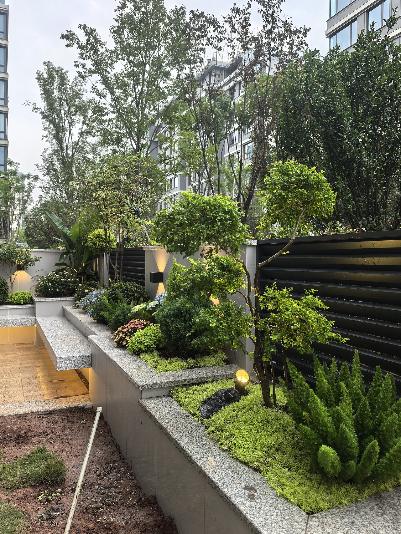 65㎡极简风庭院花园落地效果