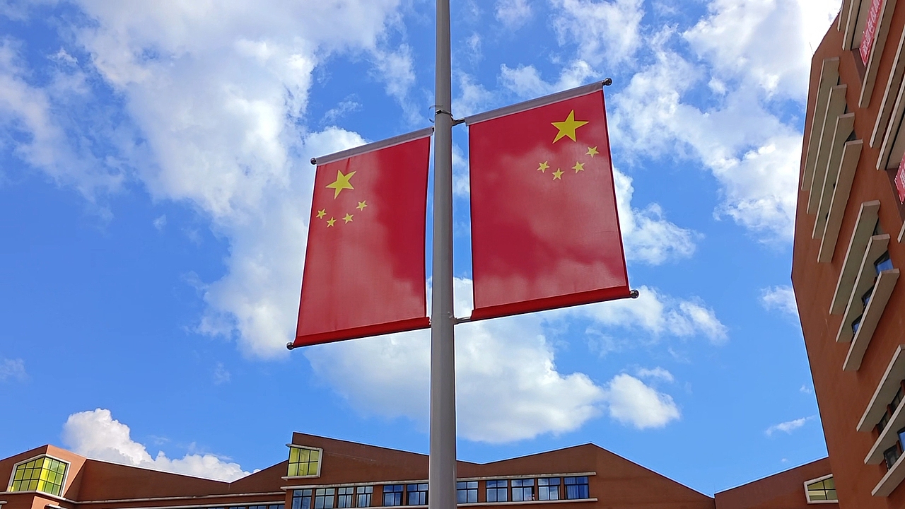 《国旗映红校园,青春礼赞祖国》