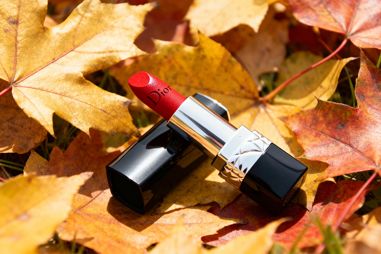 Dior 口红 I 节日/布料/情人节/创意Ai场景出图（图ZMzk3MTg4Nzg0） - 产品 - 站酷设计师沐风keyshot原创素材 - 站酷ZCOOL