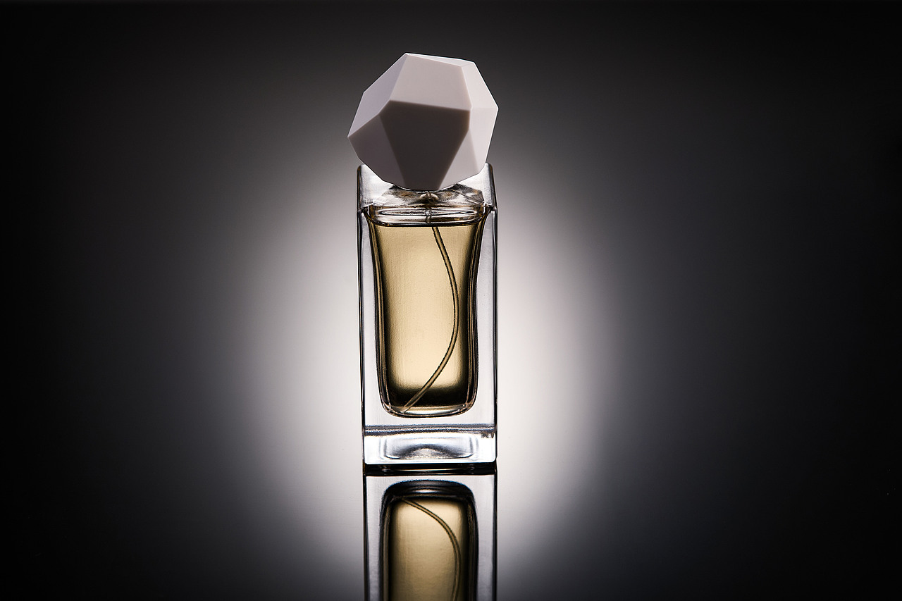 0 基础拍香水!3 个技巧让瓶身反光像大片,朋友圈赞爆