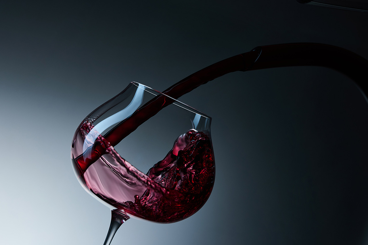 两盏灯拍摄水晶红酒杯,这么拍就够了