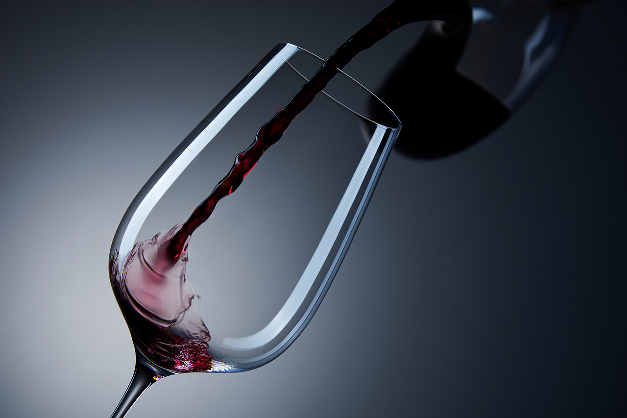 两盏灯拍摄水晶红酒杯,这么拍就够了