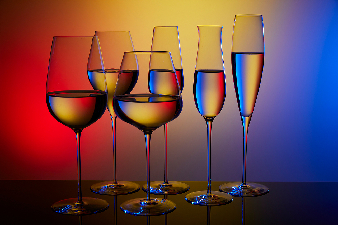 两盏灯拍摄水晶红酒杯,这么拍就够了