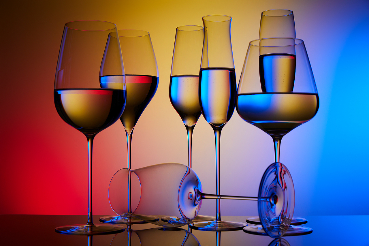 两盏灯拍摄水晶红酒杯,这么拍就够了