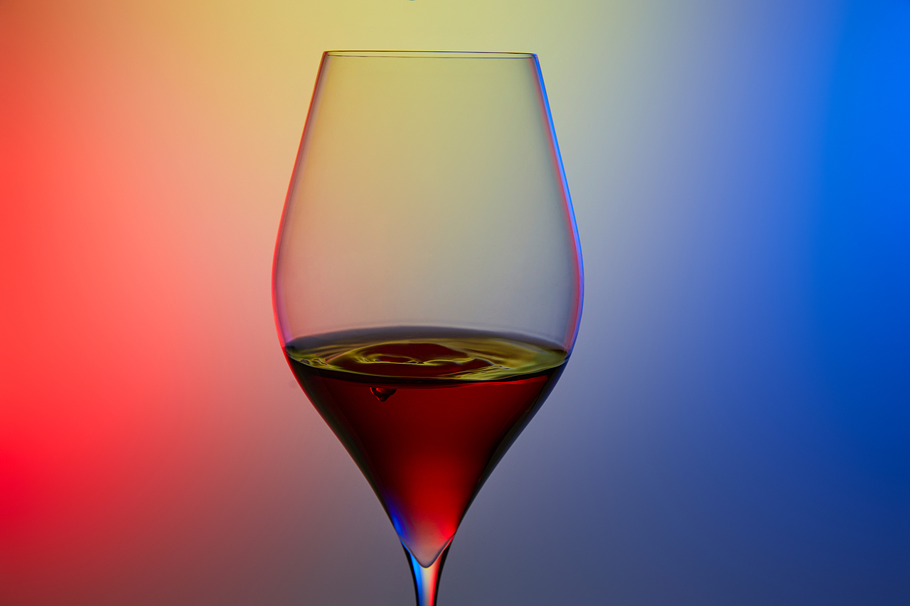 两盏灯拍摄水晶红酒杯,这么拍就够了