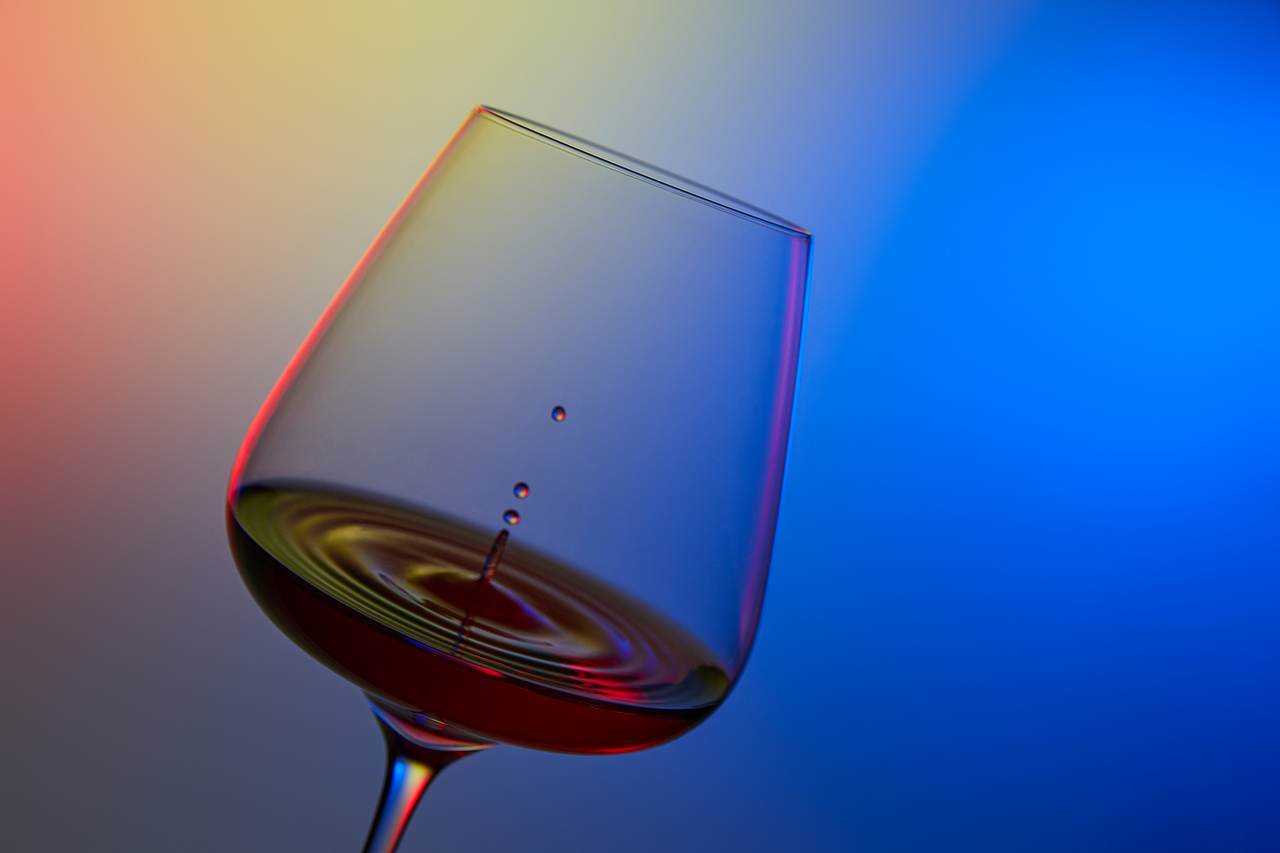 两盏灯拍摄水晶红酒杯,这么拍就够了
