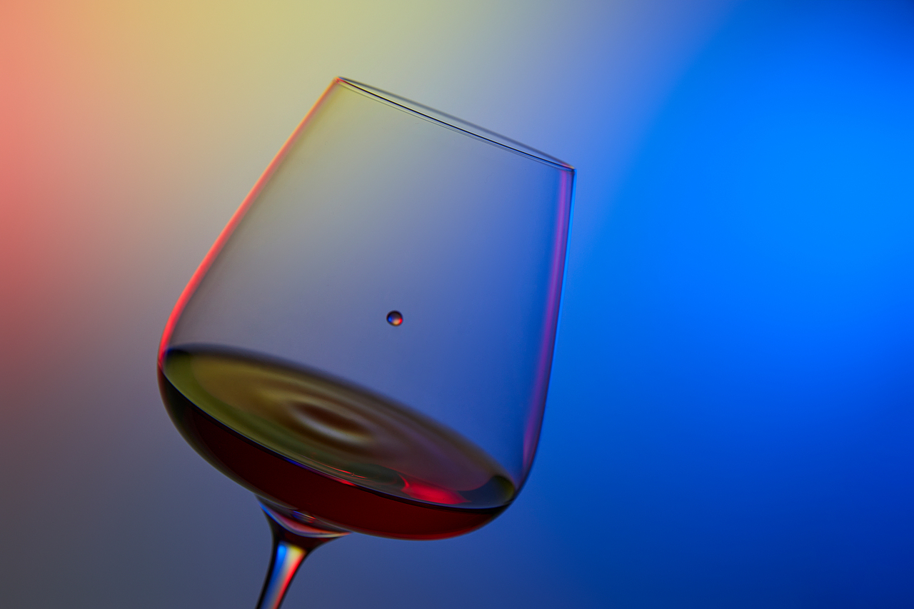 两盏灯拍摄水晶红酒杯,这么拍就够了