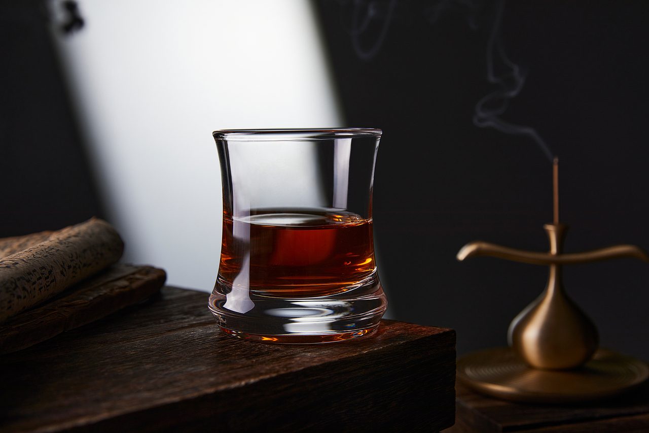 两盏灯拍摄水晶红酒杯,这么拍就够了