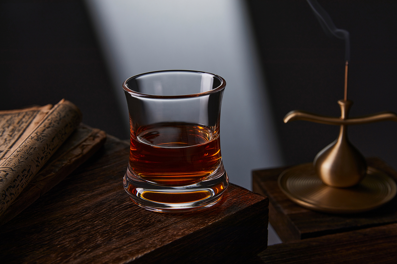 两盏灯拍摄水晶红酒杯,这么拍就够了