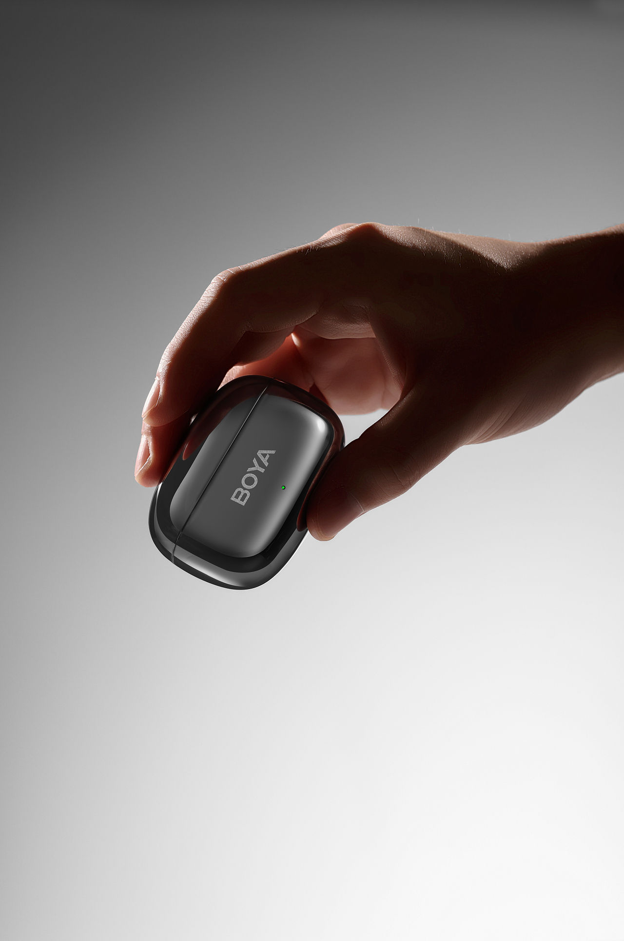 BOYA mini 2 无线麦克风深空灰手持暗色调拍摄