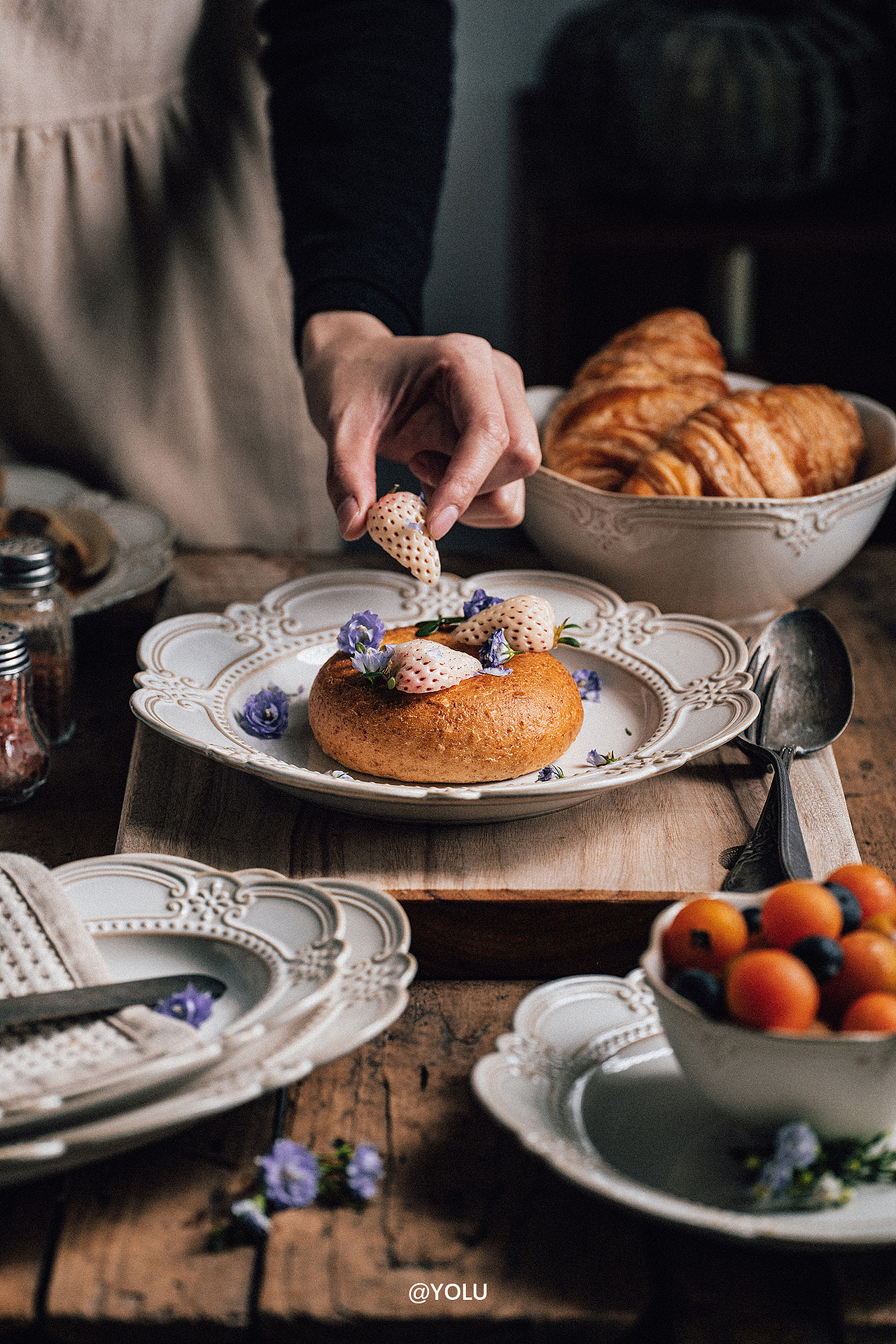 复古浮雕陶瓷餐具拍摄