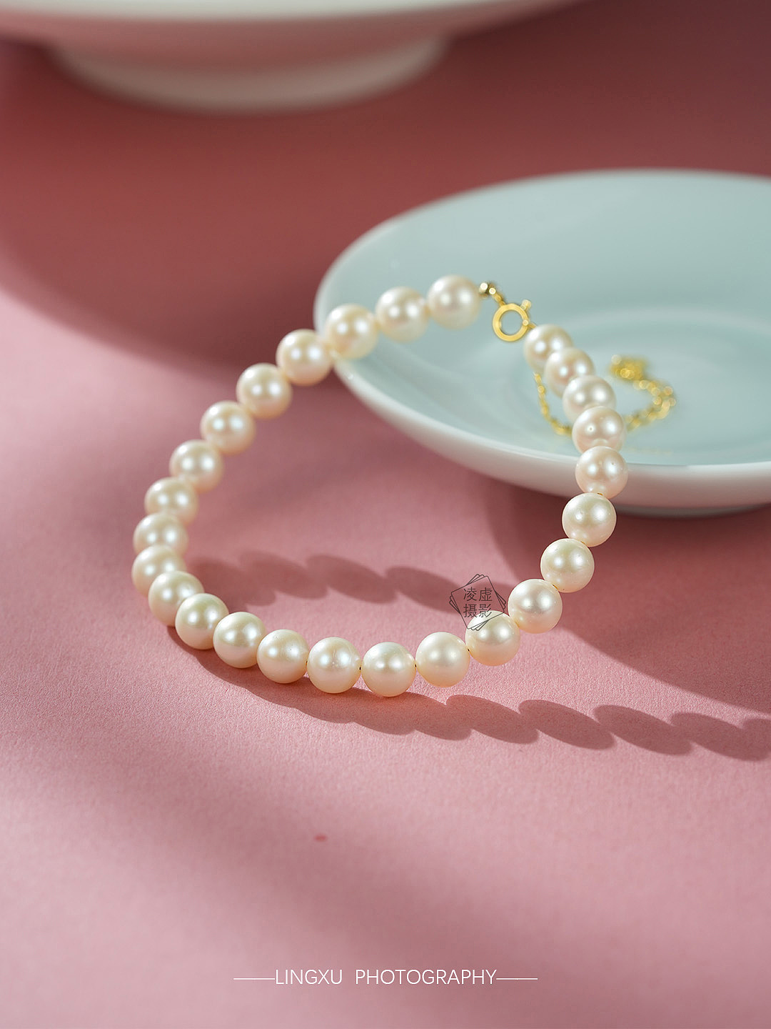 粉红光影下的银手镯