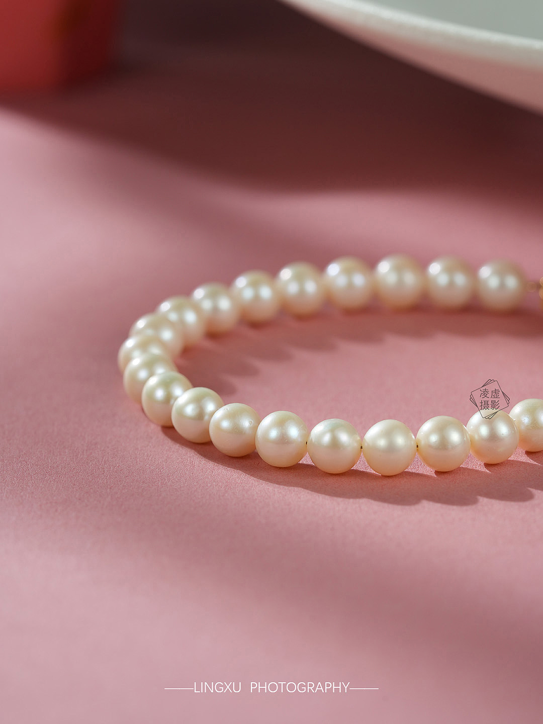 粉红光影下的银手镯