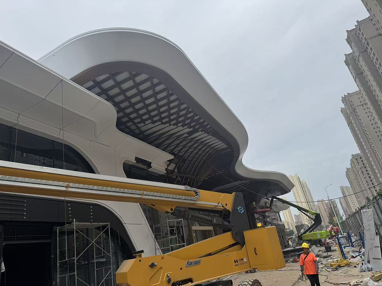 山东聊城海棠上院现代小区入口大门异型不锈钢门楼