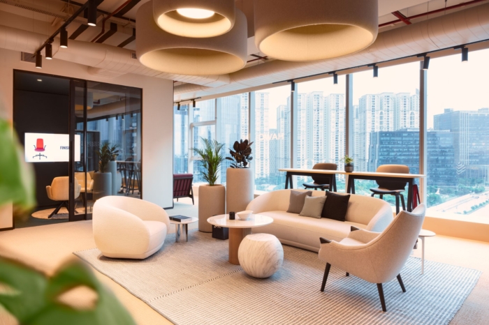 办公楼装修：色彩流动分区术 定义协作与专注的呼吸感