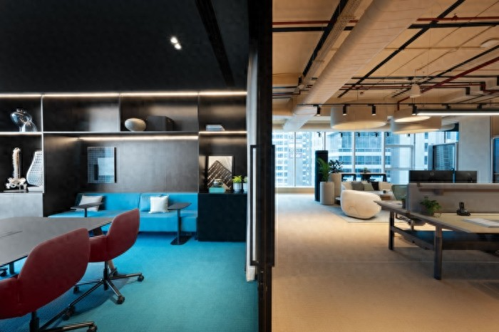 办公楼装修：色彩流动分区术 定义协作与专注的呼吸感