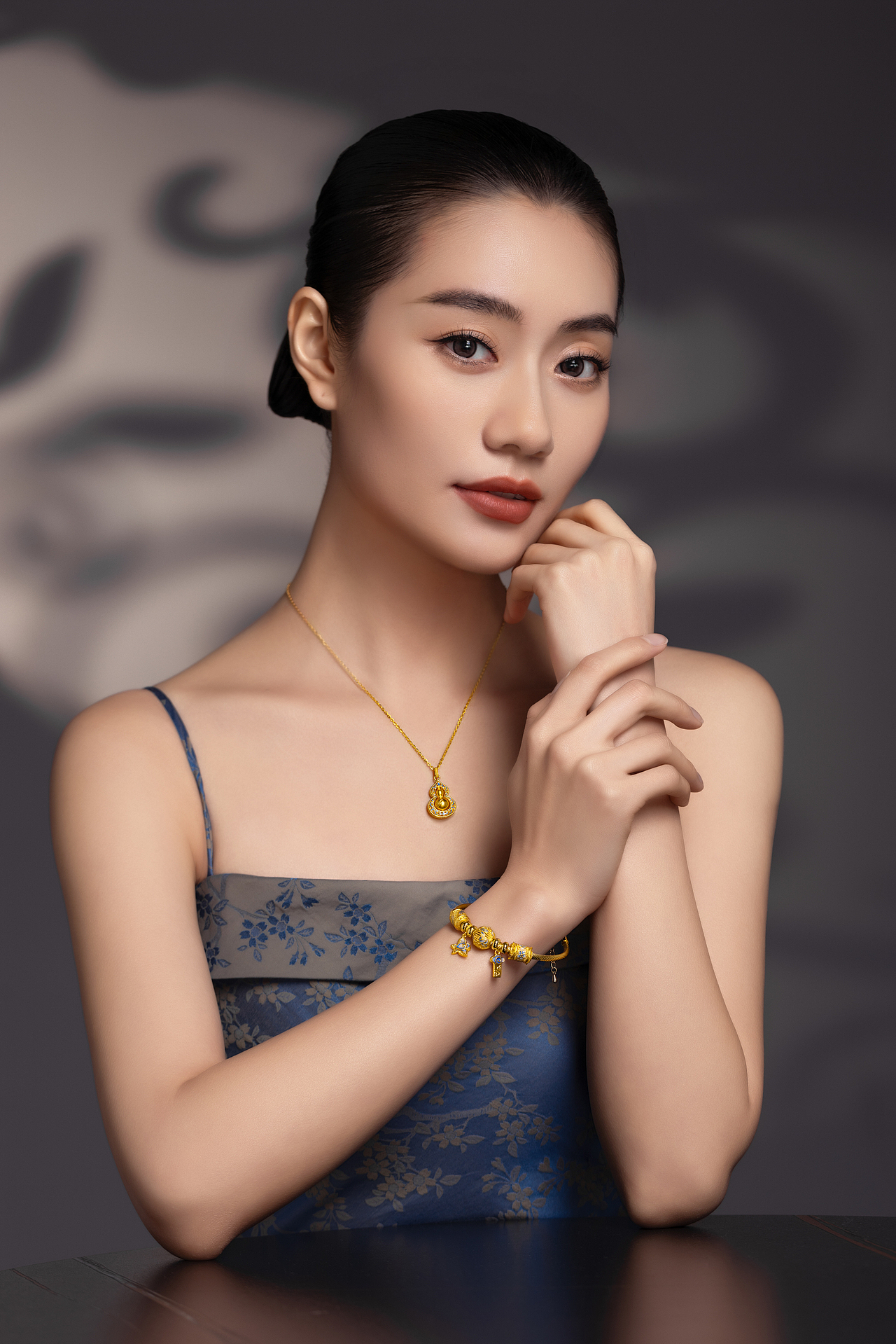 “周大生”国家宝藏- 青花瓷系列（图ZMzk3OTk0NDYw） - 产品摄影 - 站酷设计师摄影师恩旭原创素材 - 站酷ZCOOL