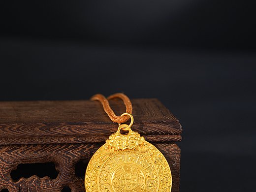 黄金吊坠