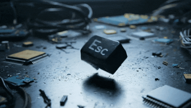 提示词:一个“Esc”键过载并爆炸,打开了一个数字虫洞。第一人称视角,以极快的速度坠入一个由蓝色光线和碎片构成的无限隧道。充满动感,视觉特效,科技感。