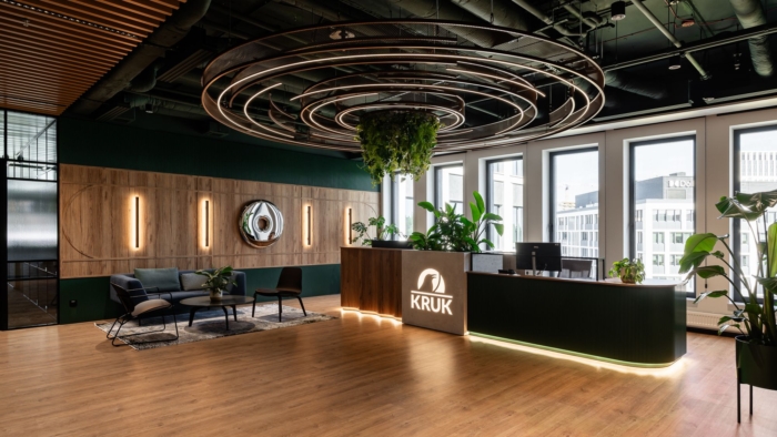 办公楼装修：砖木红绿交响 打造有温度的工业美学空间