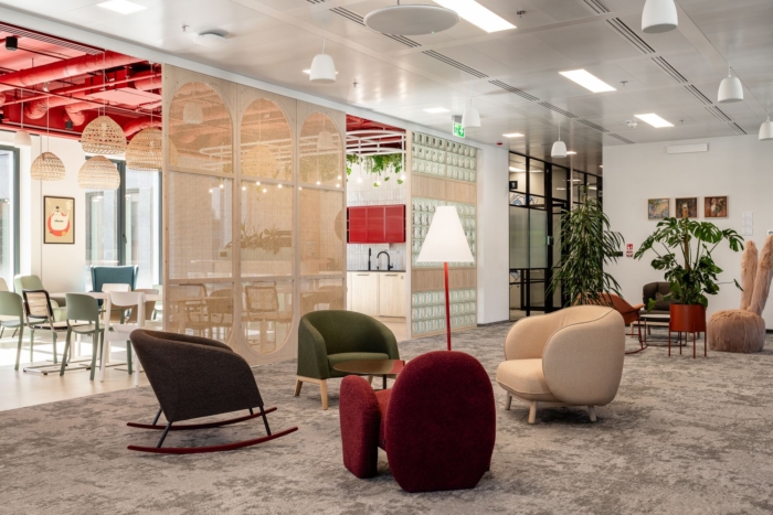 办公楼装修：砖木红绿交响 打造有温度的工业美学空间