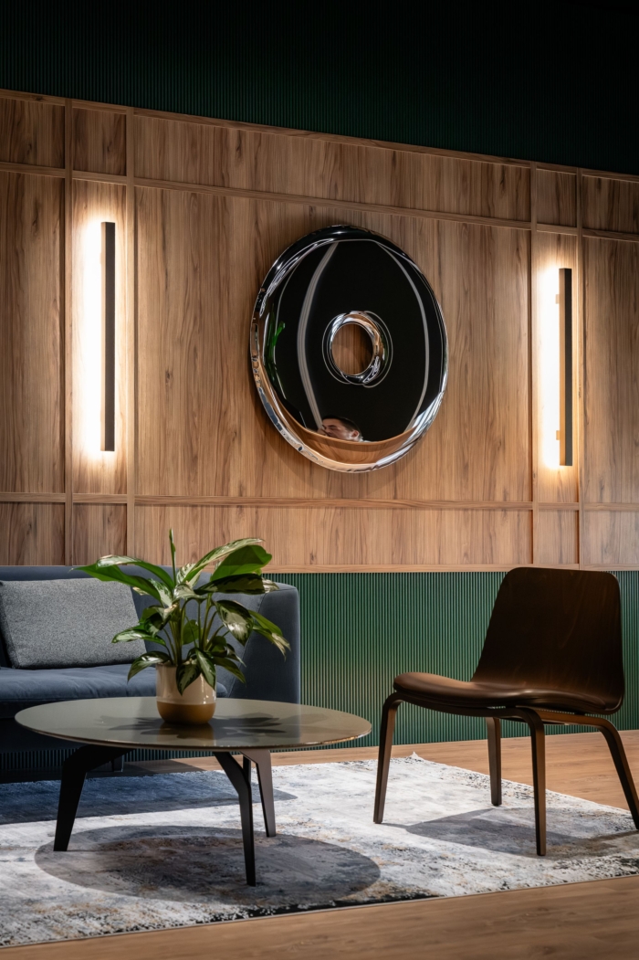 办公楼装修：砖木红绿交响 打造有温度的工业美学空间