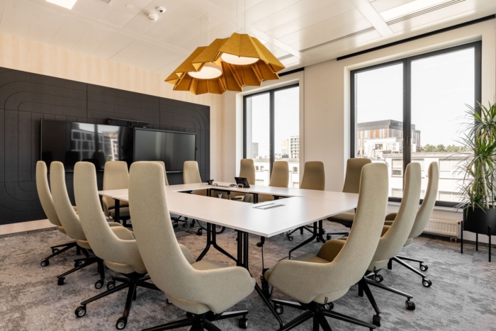 办公楼装修：砖木红绿交响 打造有温度的工业美学空间