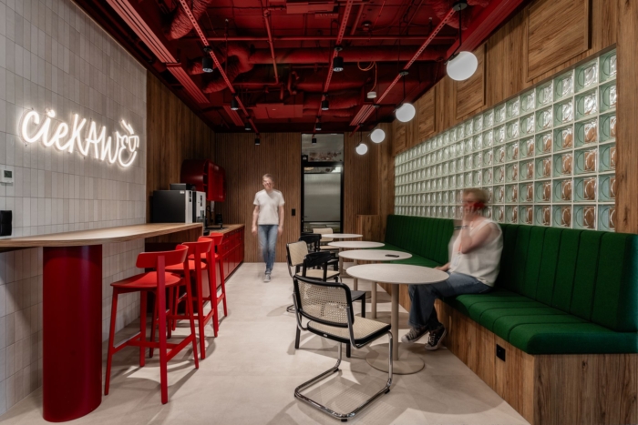 办公楼装修：砖木红绿交响 打造有温度的工业美学空间