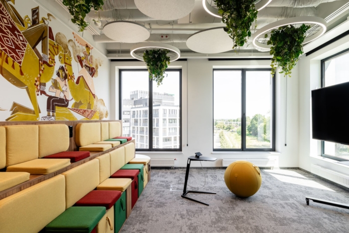 办公楼装修：砖木红绿交响 打造有温度的工业美学空间