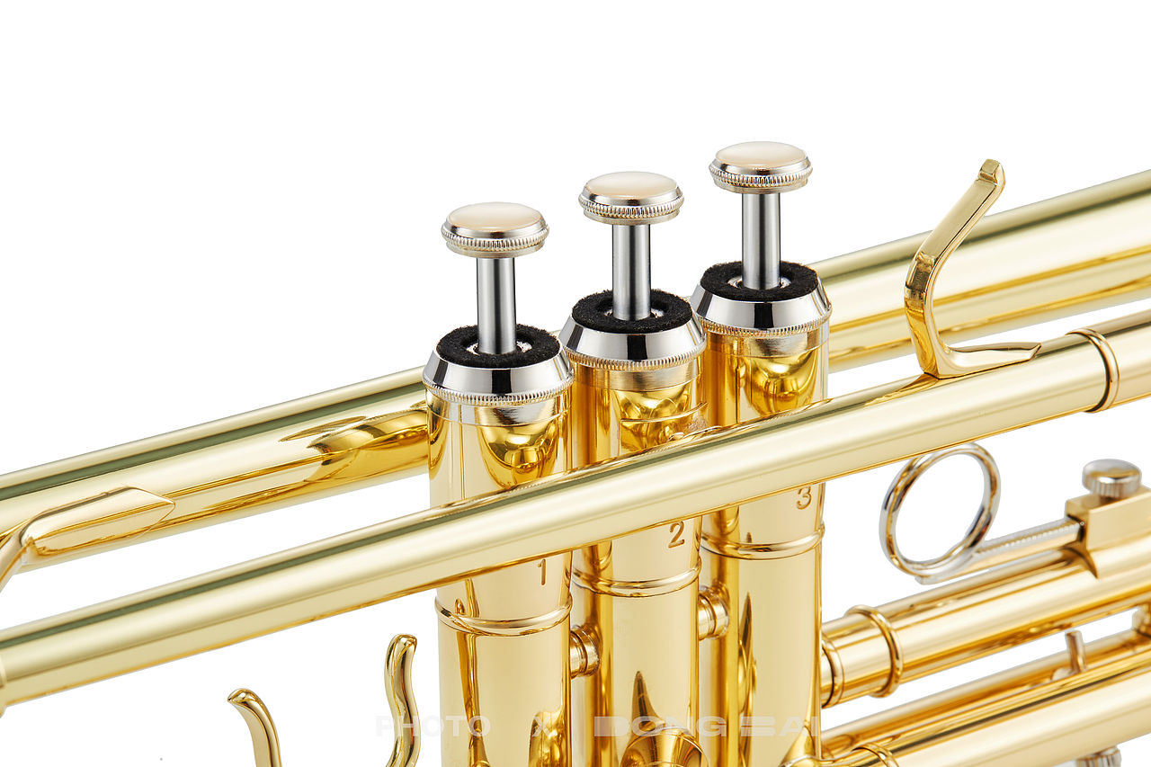 金色小号|白底拍摄