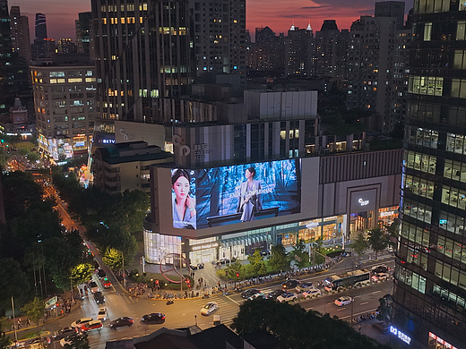 商场户外LED广告屏拍摄｜阿玛尼