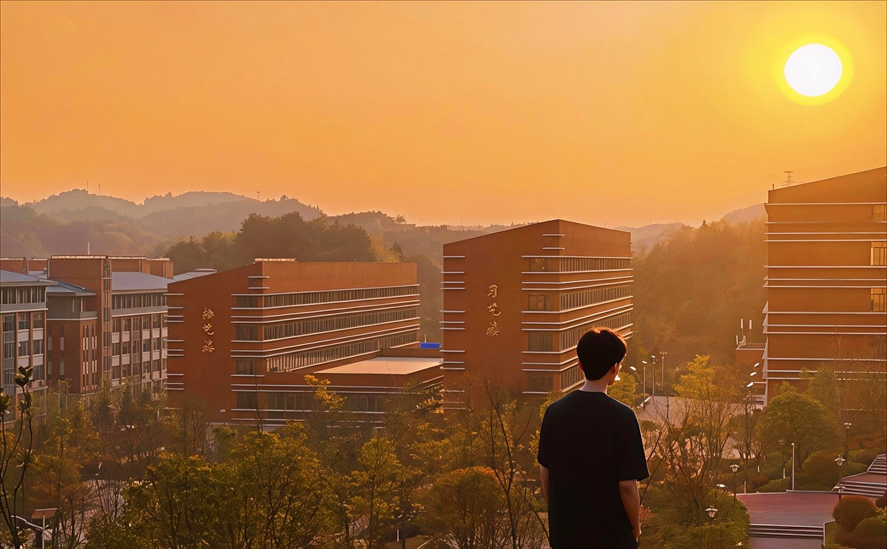 落日余晖洒满校园,每一栋楼都染上了温柔的色彩。📚