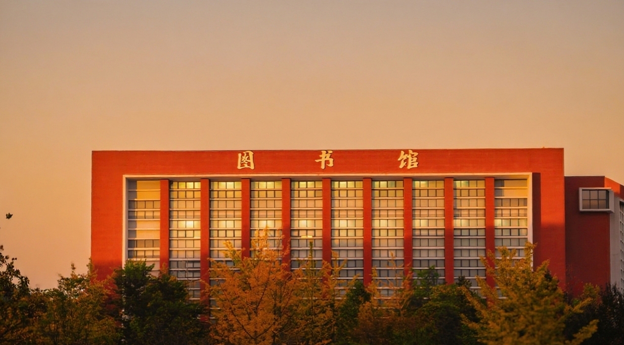 落日余晖洒满校园,每一栋楼都染上了温柔的色彩。📚