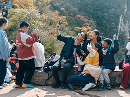 佛照山的红叶和绿水池村的老房子