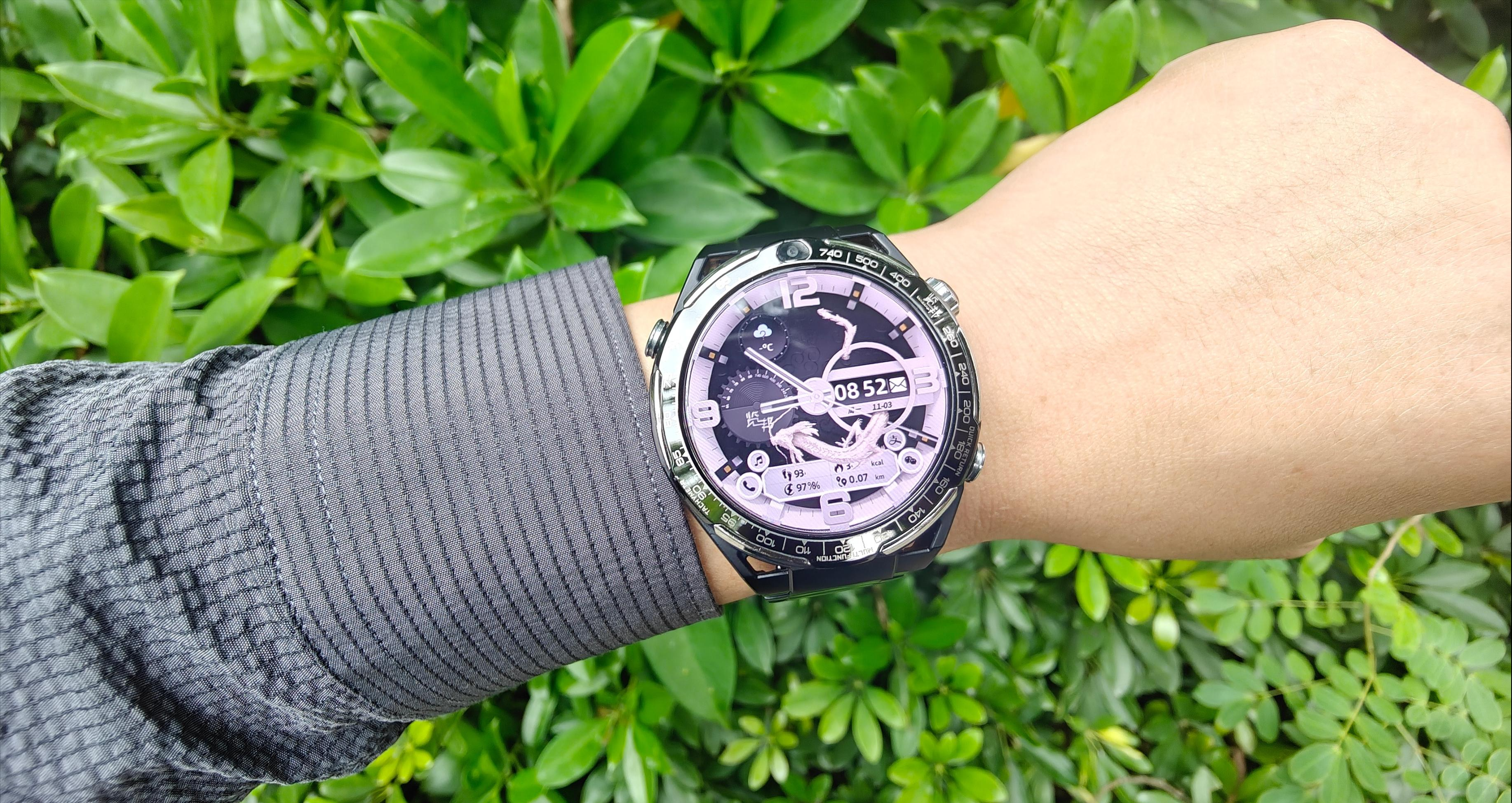 穿西服逛小区，这块表替我“藏”了手机：导航/支付/拍照/AI，全在腕间～（图ZMTUyNjk0MzY=） - 资讯 - 站酷设计师来这个世界看看原创素材 - 站酷ZCOOL