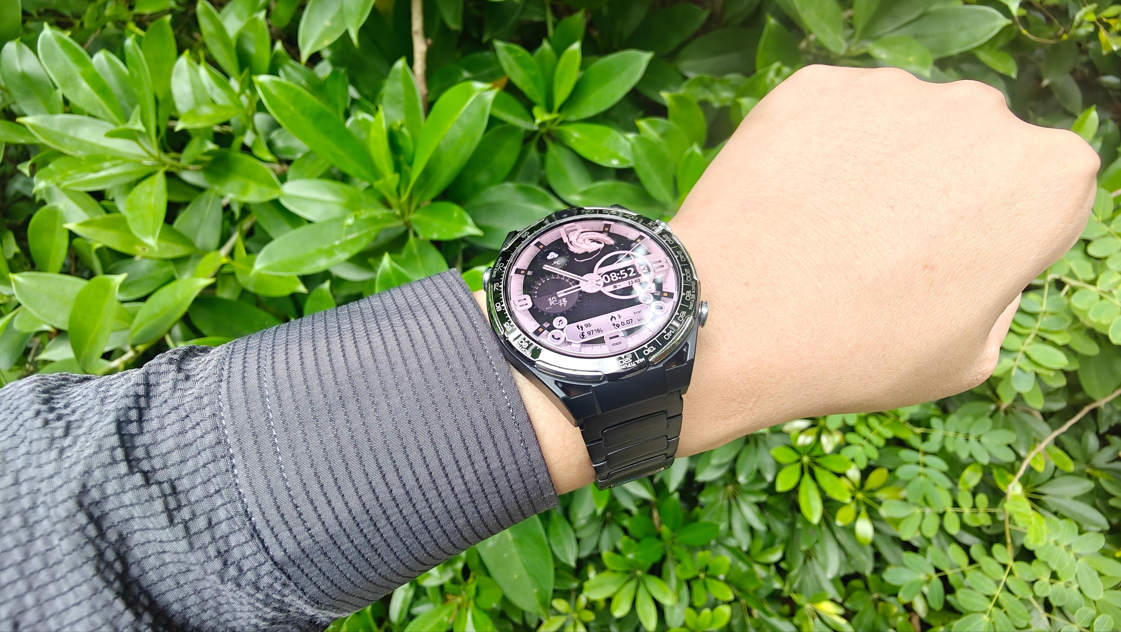 穿西服逛小区，这块表替我“藏”了手机：导航/支付/拍照/AI，全在腕间～（图ZMTUyNjk0NTI=） - 资讯 - 站酷设计师来这个世界看看原创素材 - 站酷ZCOOL