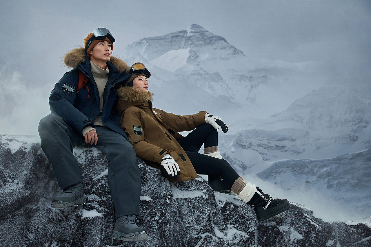 鸭鸭羽绒服2025SS拍摄珠峰系列