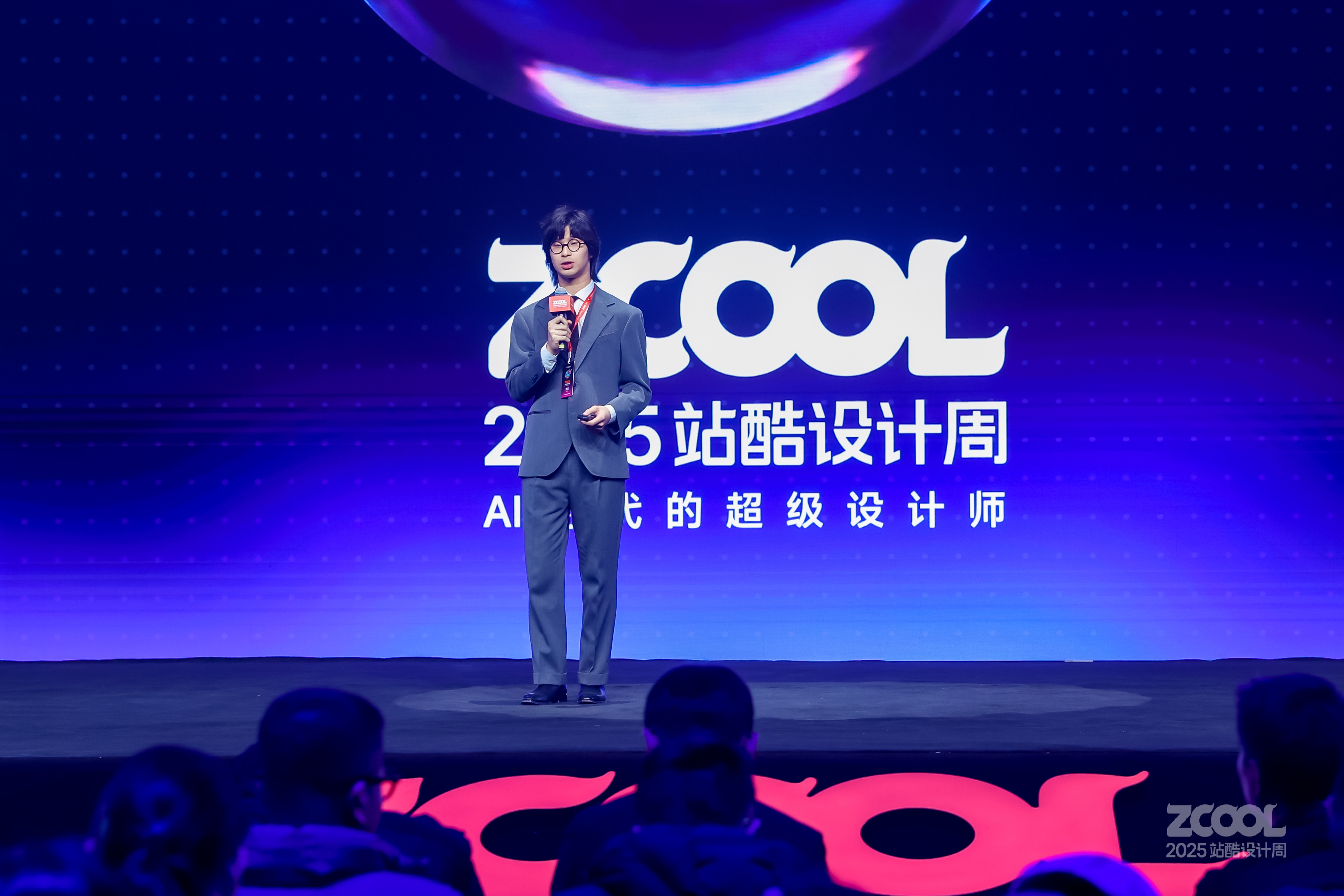 Zay-G：如何“设计自己”成为“超级个体”？ |2025站酷设计周（图ZMTUyNzE3Mjg=） - 观点 - 站酷设计师站酷设计周原创素材 - 站酷ZCOOL
