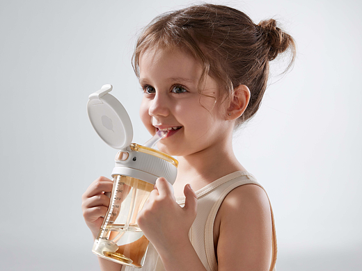 轻松杯模拍 | 记录宝宝独立喝水的成长叙事