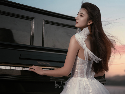 「周杰伦MV女主」江边逆光的浪漫叙事