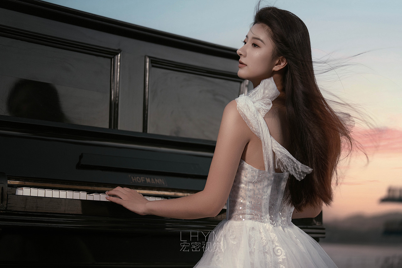 「周杰伦MV女主」江边逆光的浪漫叙事