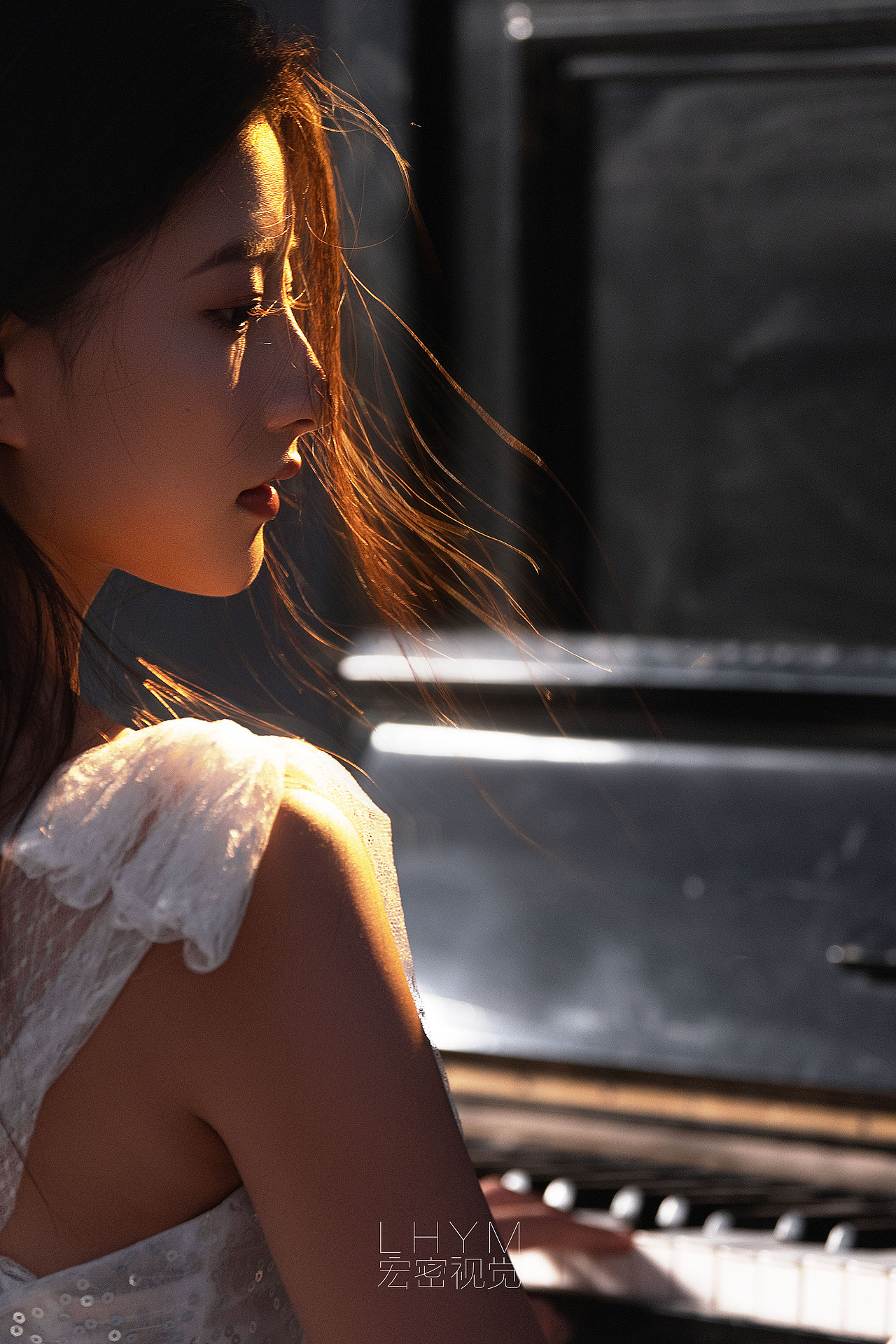 「周杰伦MV女主」江边逆光的浪漫叙事