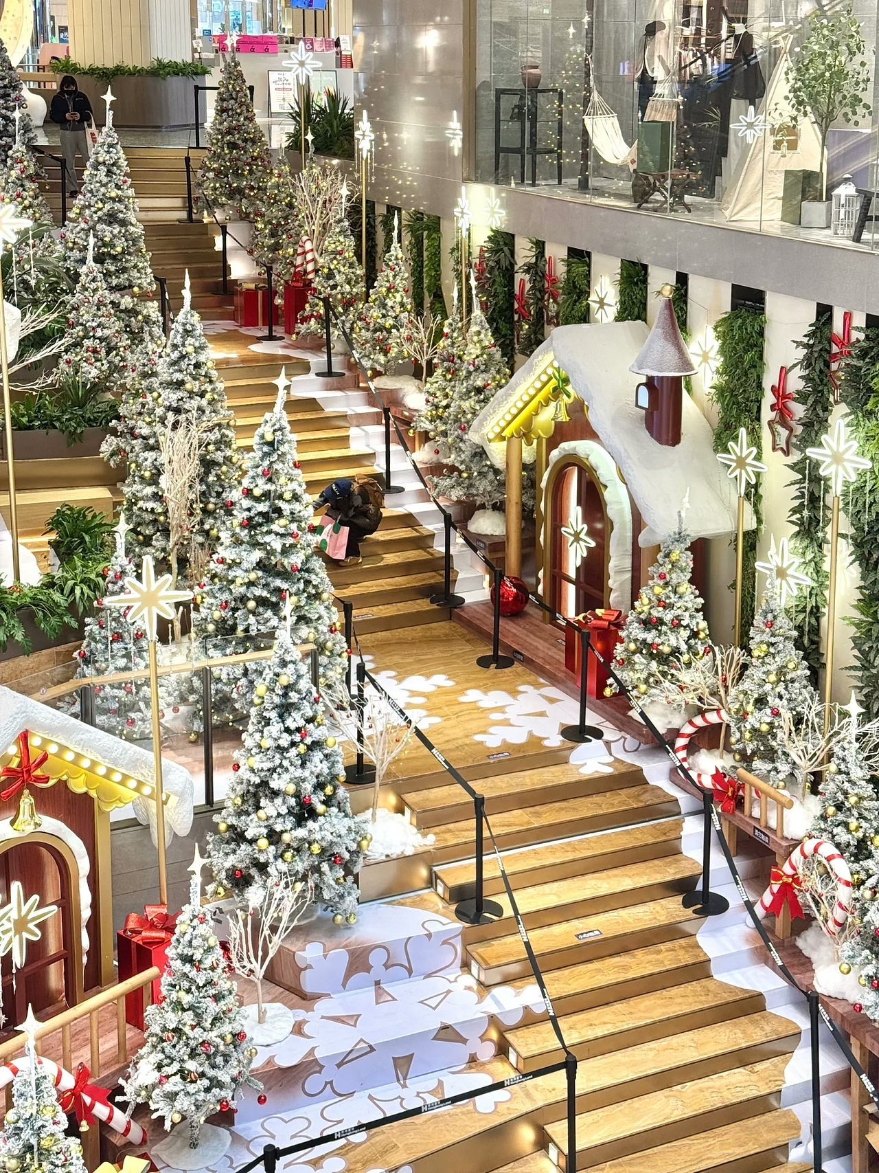 商场美陈 |梦幻之美与圣诞活力的完美融合-肆墨设计（图ZMzk4OTE3NTgw） - 其他 - 站酷设计师肆墨设计原创素材 - 站酷ZCOOL